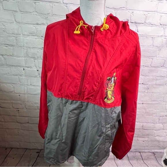Harry Potter Universal Studios Gryffindor Wind Jacket Small NWT - Picture 1 of 8